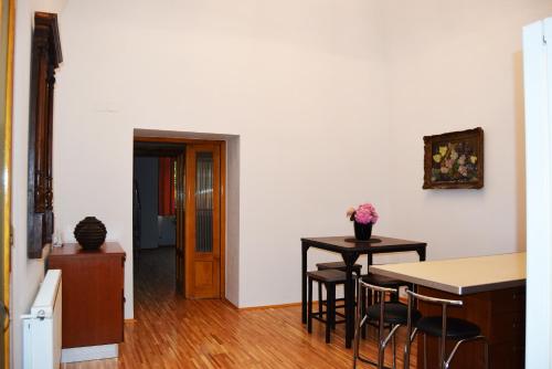 Contessa Central Apartment - image 10