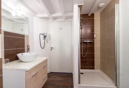 2 bedrooms, 5 beds