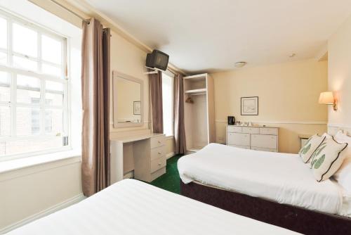 Twin Room image 7