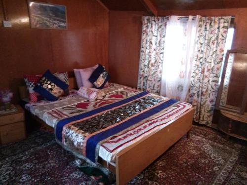 New Bombay Heritage Group Of Houseboats – Srinagar, PA