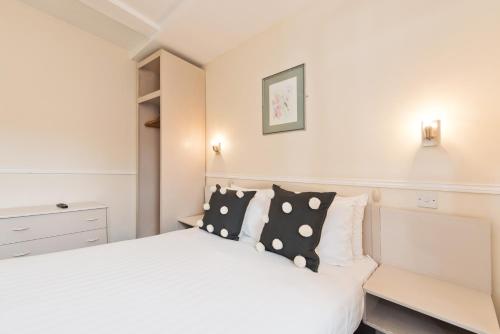 Double Room image 7