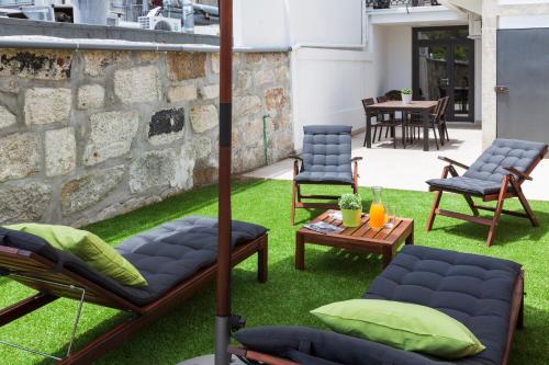 Two-Bedroom Deluxe Apartment with Terrace and Garden image 1