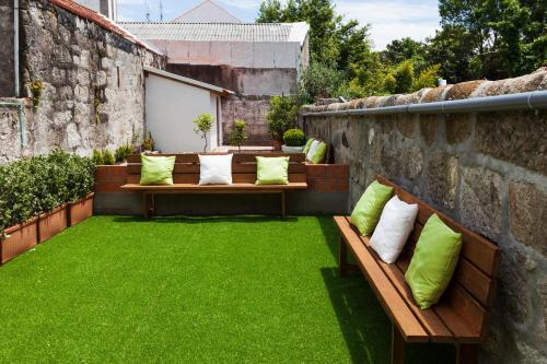 Two-Bedroom Deluxe Apartment with Terrace and Garden image 2