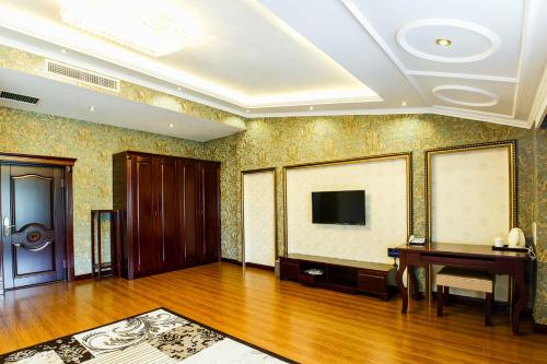 IMPERIAL Hotel - image 2