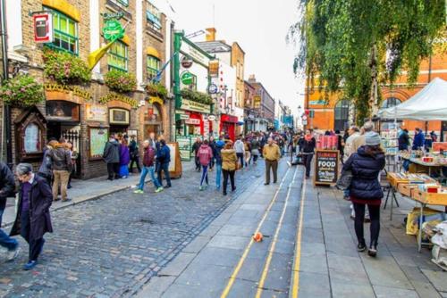 Stylish Soundproof Temple Bar Square Over view