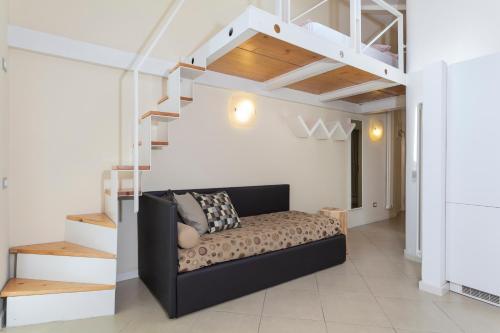 1 queen bed, 2 sofa beds
