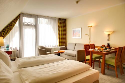 1 queen bed, 2 twin beds
