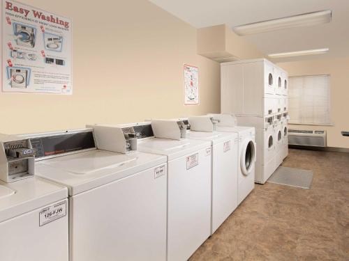 WoodSpring Suites Kansas City Liberty - image 5