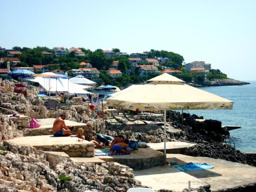  Apartments Doris in Zavalatica