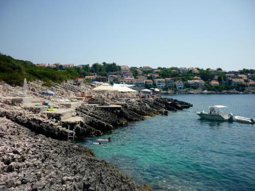  Apartments Doris in Zavalatica