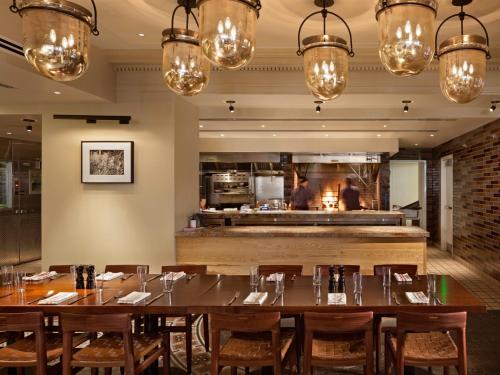 ห้องอาหาร, 21c Museum Hotel Cincinnati near พิพิธภัณฑ์แทฟท์