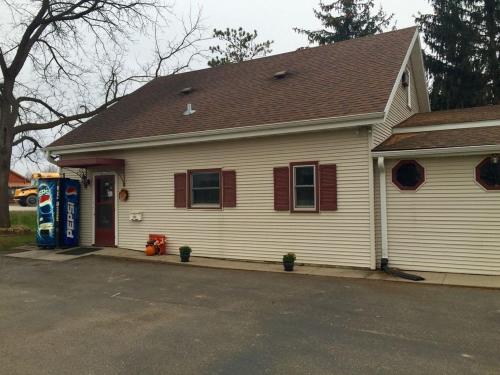 White Valley Motel - Photo 4
