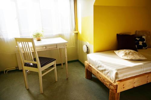 1 double bed, 1 twin bed