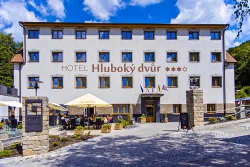 Wellness Hotel Hluboký Dvůr (Wellness Hotel Hluboky Dvur) in Dolani