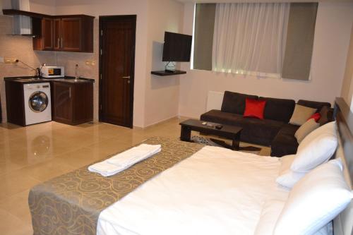 2 twin beds, 1 sofa bed