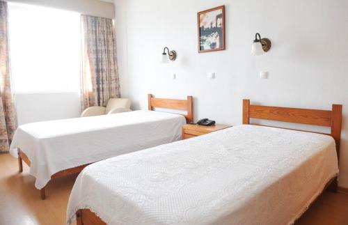 2 twin beds