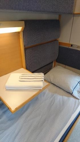 2 bunk beds