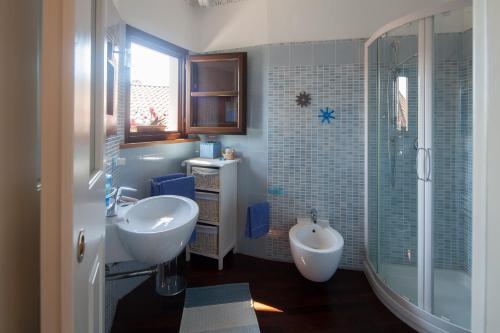 Ванна кімната, B&B La Pulce Dorata in Мулацо