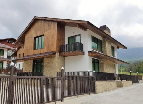 Είσοδος, Crystal Town House in Μπακουριάνι