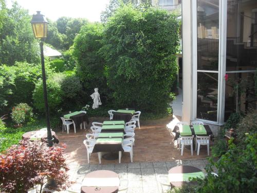Contact Hotel de France Contres-Beauval-Cheverny - 정원