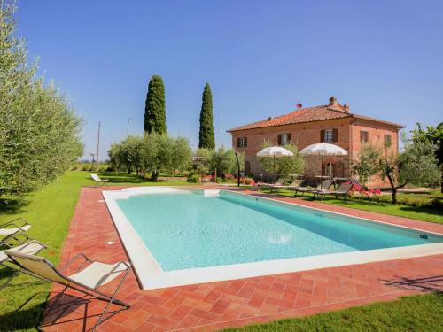 Villa at 300 m altitude with private swimming pool and views of Cortona