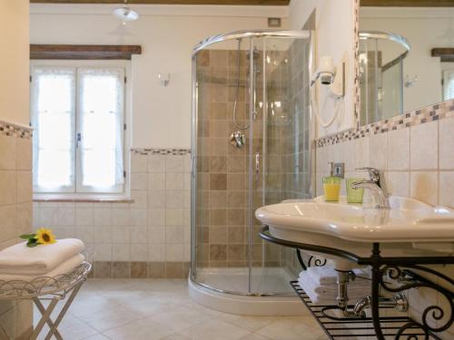 Picturesque Villa in Cortona with Pool - image 9