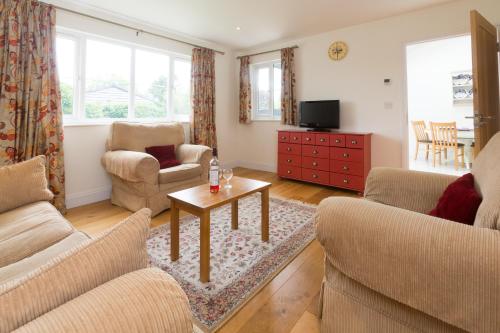 2 Suffolk Cottage Knodishall - image 6