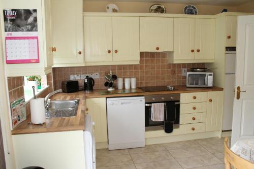 Kitchen, Garden View Self Catering Lough Rynn in Mohill