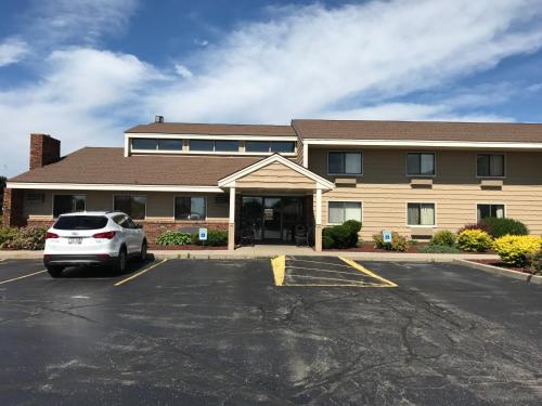 AmericInn by Wyndham West Bend in West Bend, USA
