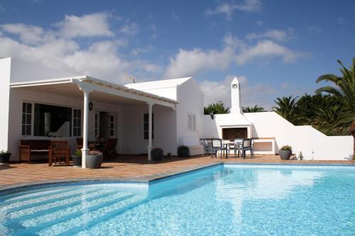 VILLA MANUELA by Buenavilla