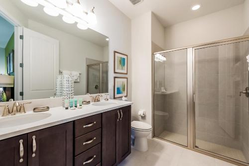 Vibrant Elite Home with Theater Room near Disney - 7605M - image 2