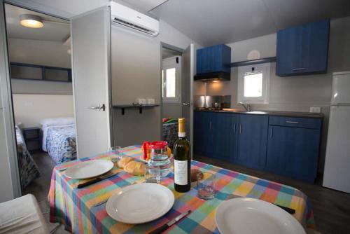 Mobile Home (7 Adults + 1 Children) image 3