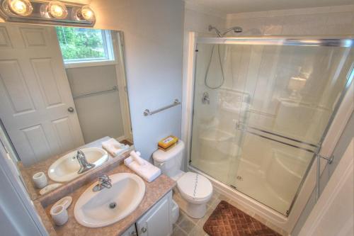 Discovery Bay Resort by Kelowna Resort Acc. - 80+ suites available in Kelowna, Canada