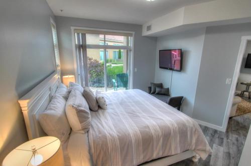 Discovery Bay Resort by Kelowna Resort Acc. - 80+ suites available in Kelowna, Canada
