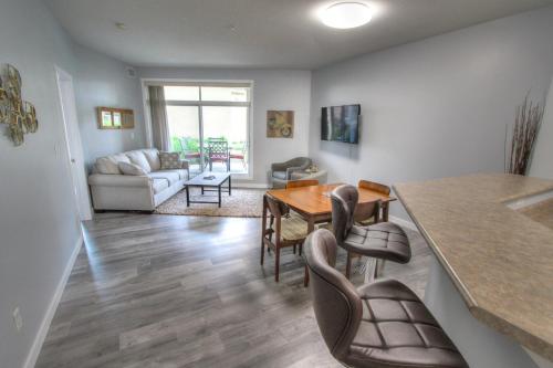 Discovery Bay Resort by Kelowna Resort Acc. - 80+ suites available in Kelowna, Canada
