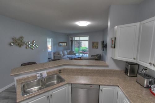 Discovery Bay Resort by Kelowna Resort Acc. - 80+ suites available in Kelowna, Canada