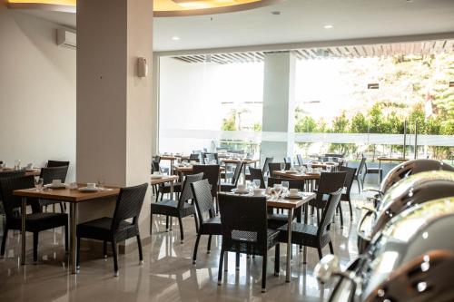 レストラン, ウィズ プライム ホテル スディルマン マカッサル (Whiz Prime Hotel Sudirman Makassar) in マカッサル