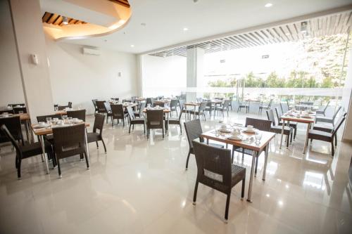 レストラン, ウィズ プライム ホテル スディルマン マカッサル (Whiz Prime Hotel Sudirman Makassar) in マカッサル