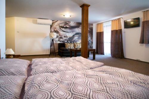 1 queen bed, 1 sofa bed