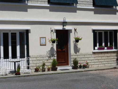Exterior view, L'Hirondelle Chambres d'Hotes in Saint-Mathieu