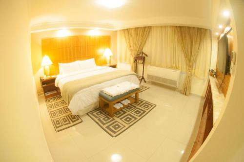 設施, 康維爾酒店 (Convair Hotel) in 埃斯特城