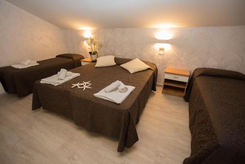 1 queen bed, 2 twin beds