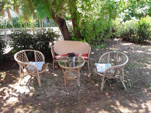 Aed, Zontanos Studios & Apartments in Poros