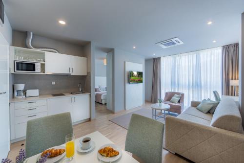 Apartments & Rooms Preelook - image 10