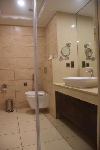 King Room with Mountain View image 5