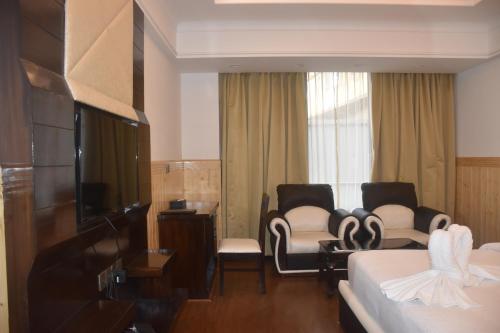 Deluxe Double Room image 3