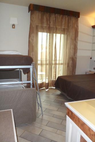1 queen bed, 1 twin bed