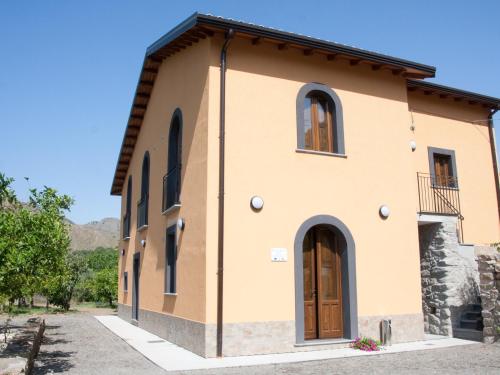  La Porta delle Gole, Pension in Motta Camastra