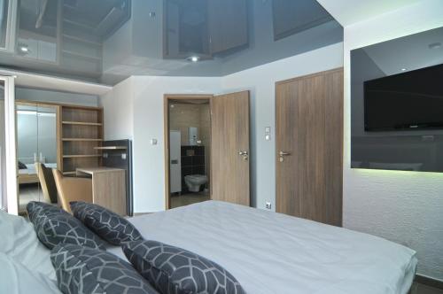 Nanis Hotel & Appartements - Tap to explore photos