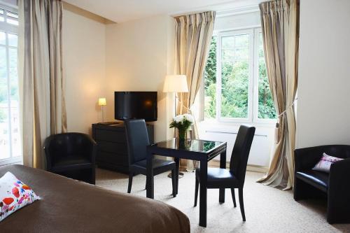 Golf Hotel - image 8